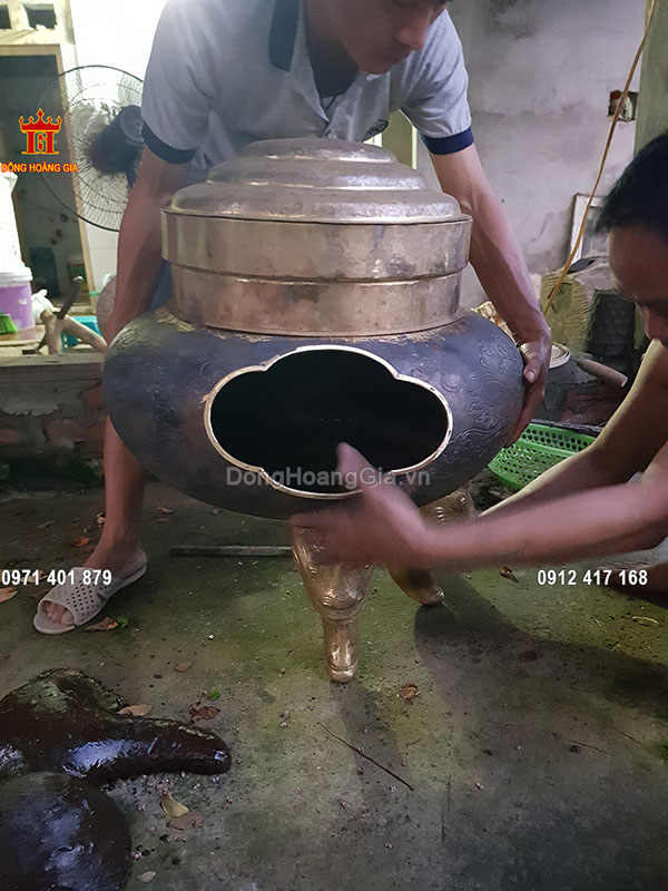 Hình ảnh lư hương đồng được làm trực tiếp tại làng nghề đồng Ý Yên - Nam Định